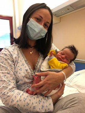 Leonardo, ultimo nato del 2020, con la mamma