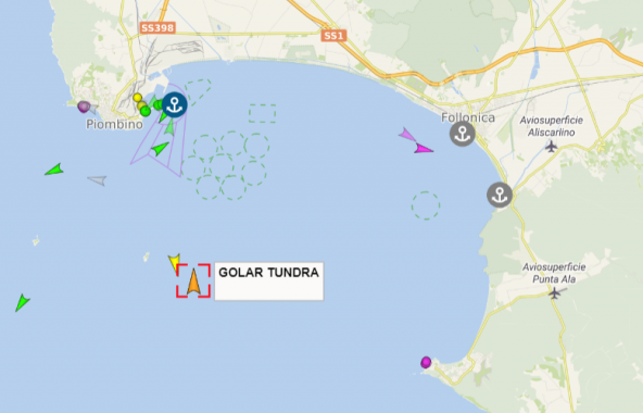 La posizione di Golar Tundra davanti al porto di Piombino